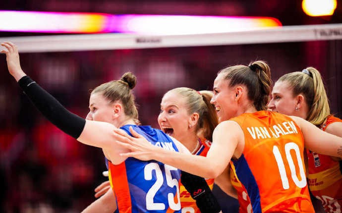 2-3！女排世锦赛卫冕冠军出局，3连冠梦碎后众将痛哭，失误送32分