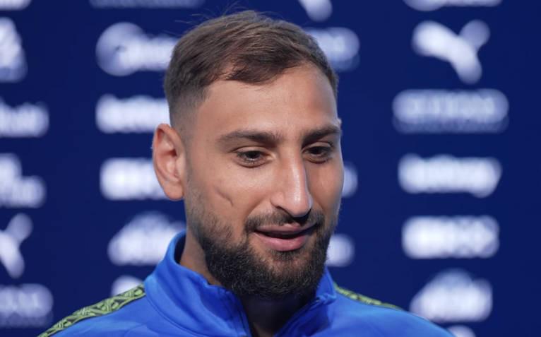 被他执教, 名足球运动, 着它 被他执教, 名足球运动, 着它