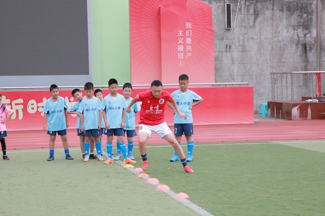 小学的操场, 球员执教荣, 校园园丁 小学的操场, 球员执教荣, 校园园丁