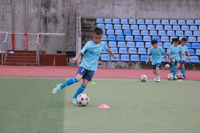 带球观察, 秀的足球后 带球观察, 秀的足球后